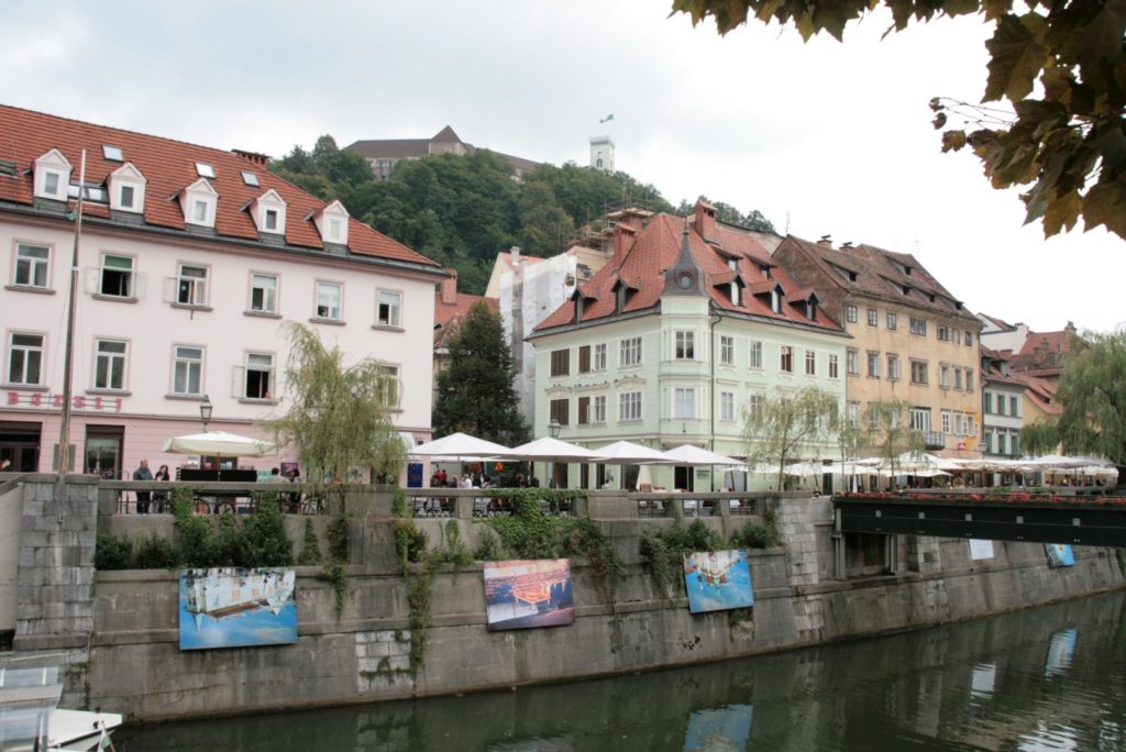 die vielen netten Lokale am Fluss