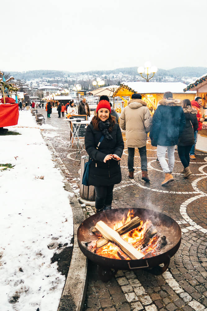 Eine weiße Schneedecke und offene Feuerstellen. Der Advent am Wörthersee ist sehr stimmungsvoll